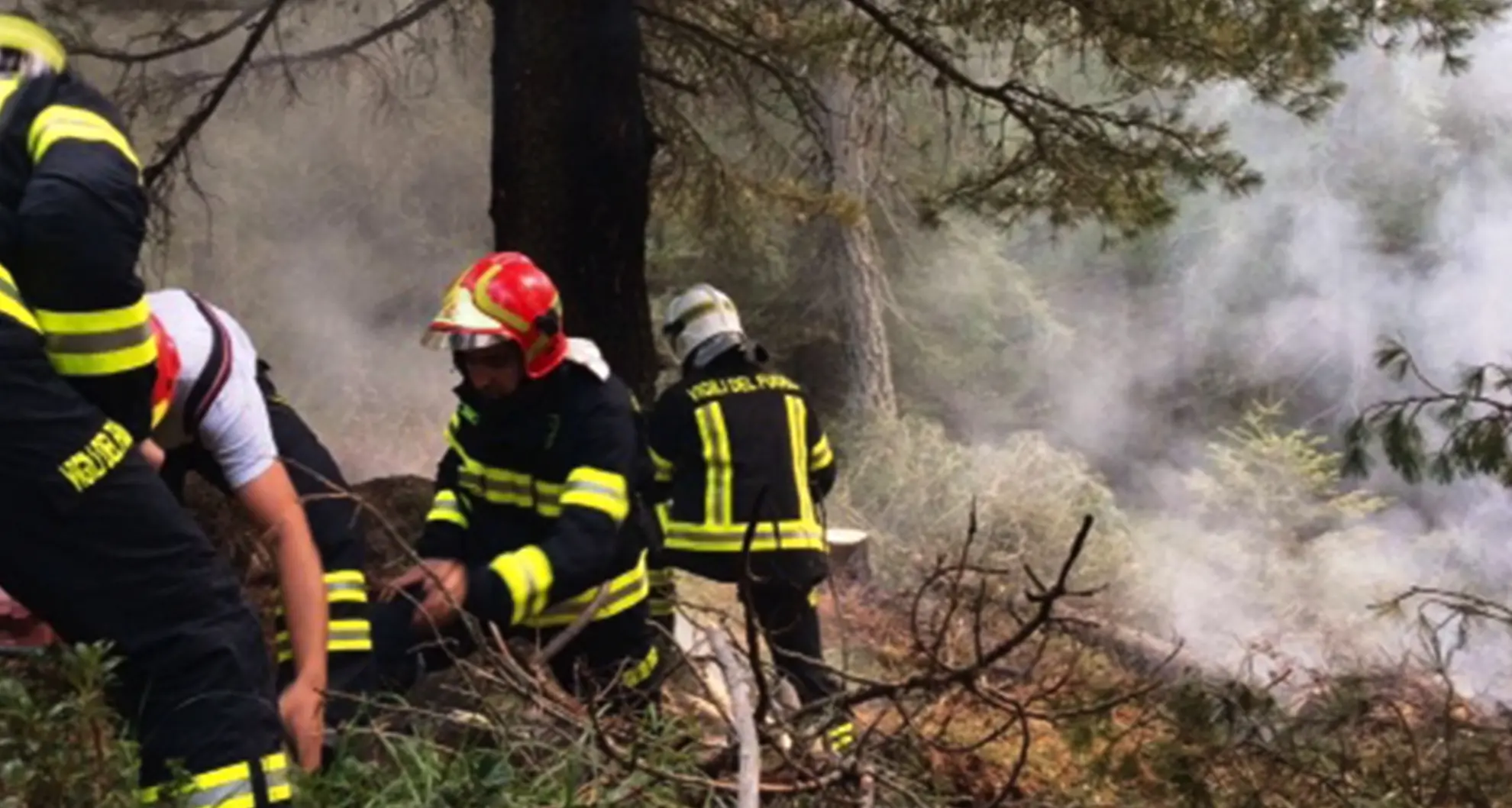 I pompieri salvano la Val di Prà dal fuoco
