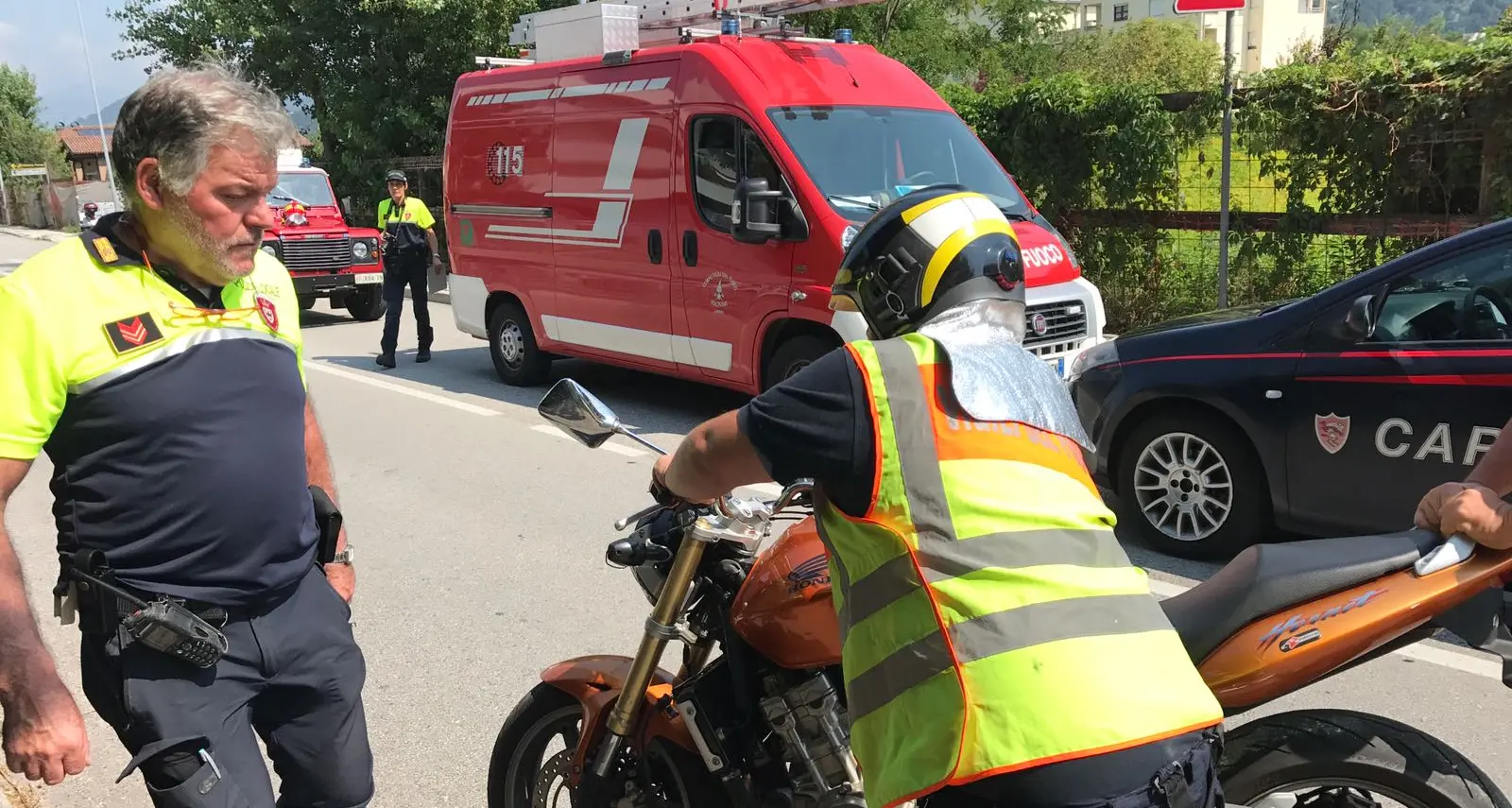 In moto contro un'auto e poi la fuga