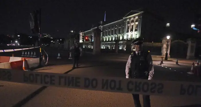 Buckingham Palace, l'aggressore degli agenti urlava «Allah Akbar»