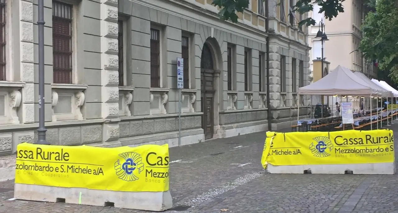 Mezzolombardo, la festa inizia con i blocchi anti-terrorismo