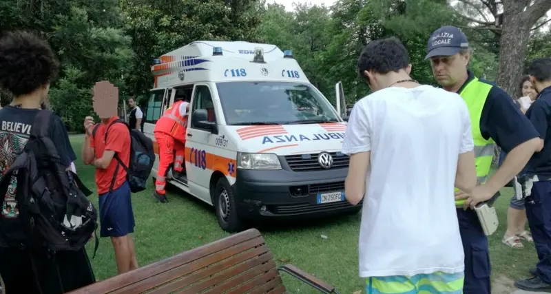 Lite in spiaggia: un papà picchia un ragazzino