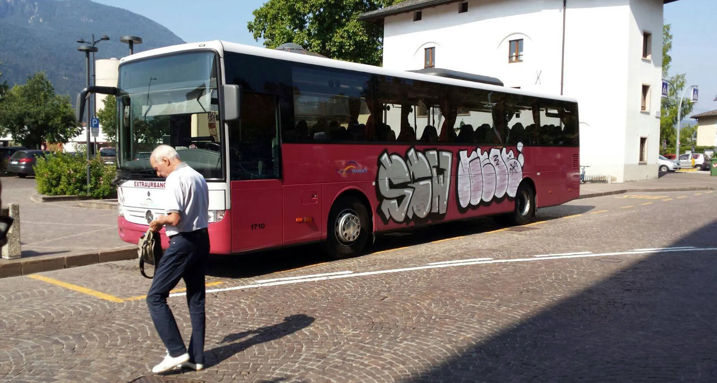 La corriera parcheggiata in balia dei graffitari