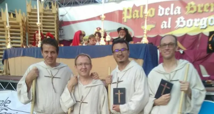 Dalledonne e Cia in costume al palio