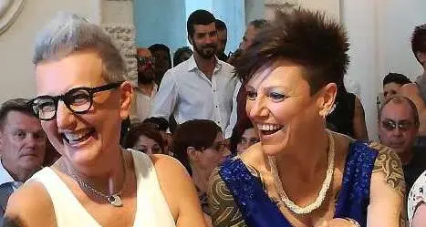 Micky e Sandra da ieri «spose» in bianco e blu