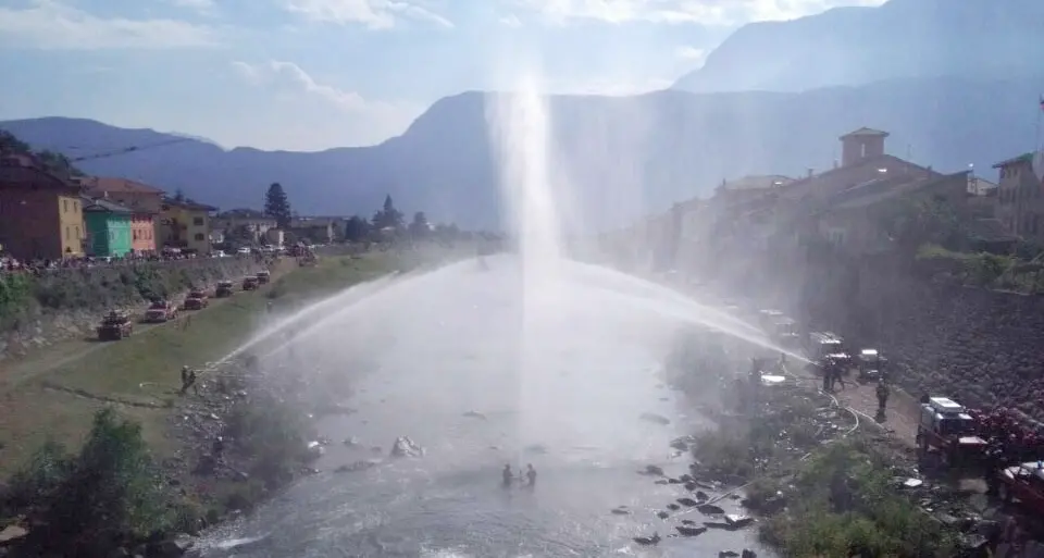 Spettacolare festival d'acqua sull'Avisio per i 150 anni dei pompieri di Lavis