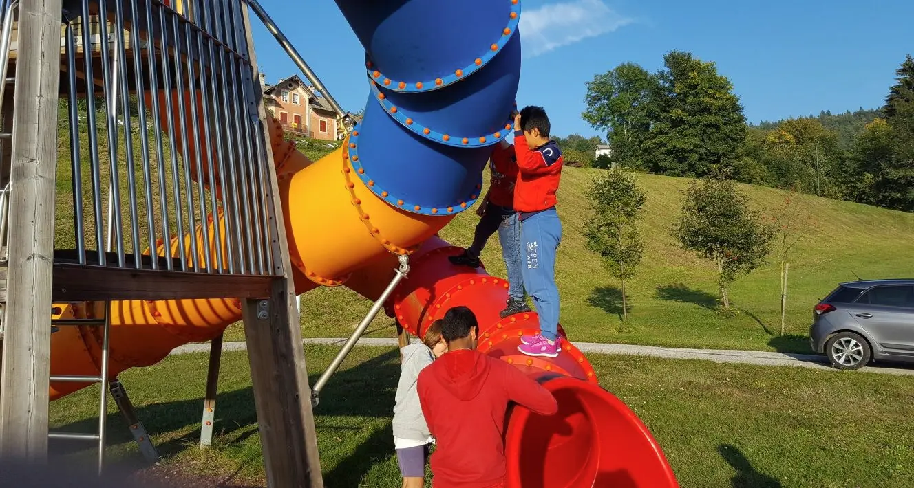 Vandali imbrattano il parco I bambini lo ripuliscono