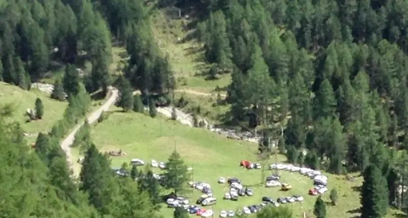 Stop alle auto: da malga Prabon in 200 hanno preso la navetta