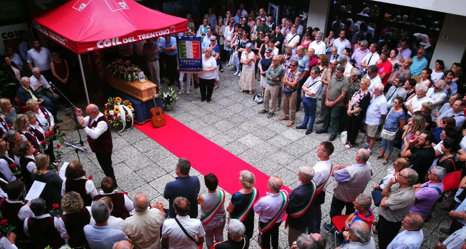 Tanti amici e una chitarra per l'addio a Bressanini
