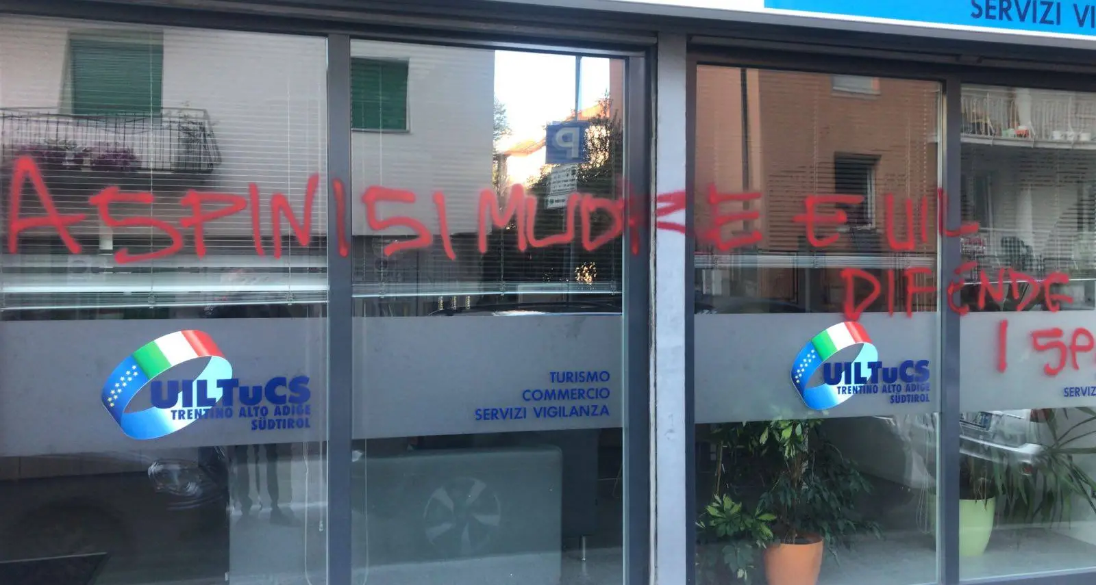 Trento, vandalismi contro la Uil Scritte sulla questione carcere