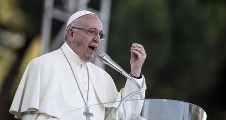 Papa scherza coi giovani «Sempre a fare selfie...»