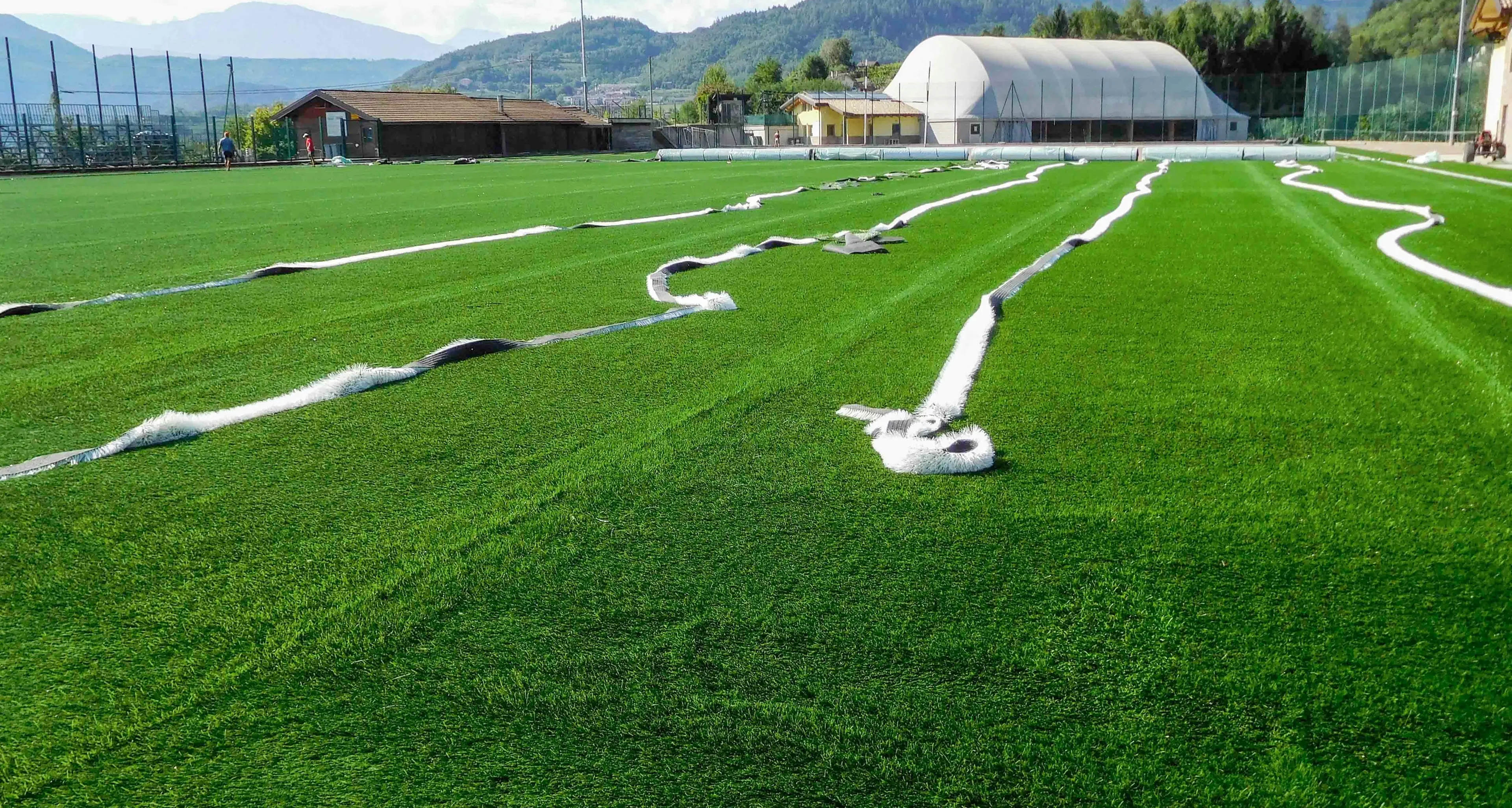 Nuova vita per il campo dell'Oltrefersina In corso la posa dell'erba sintetica