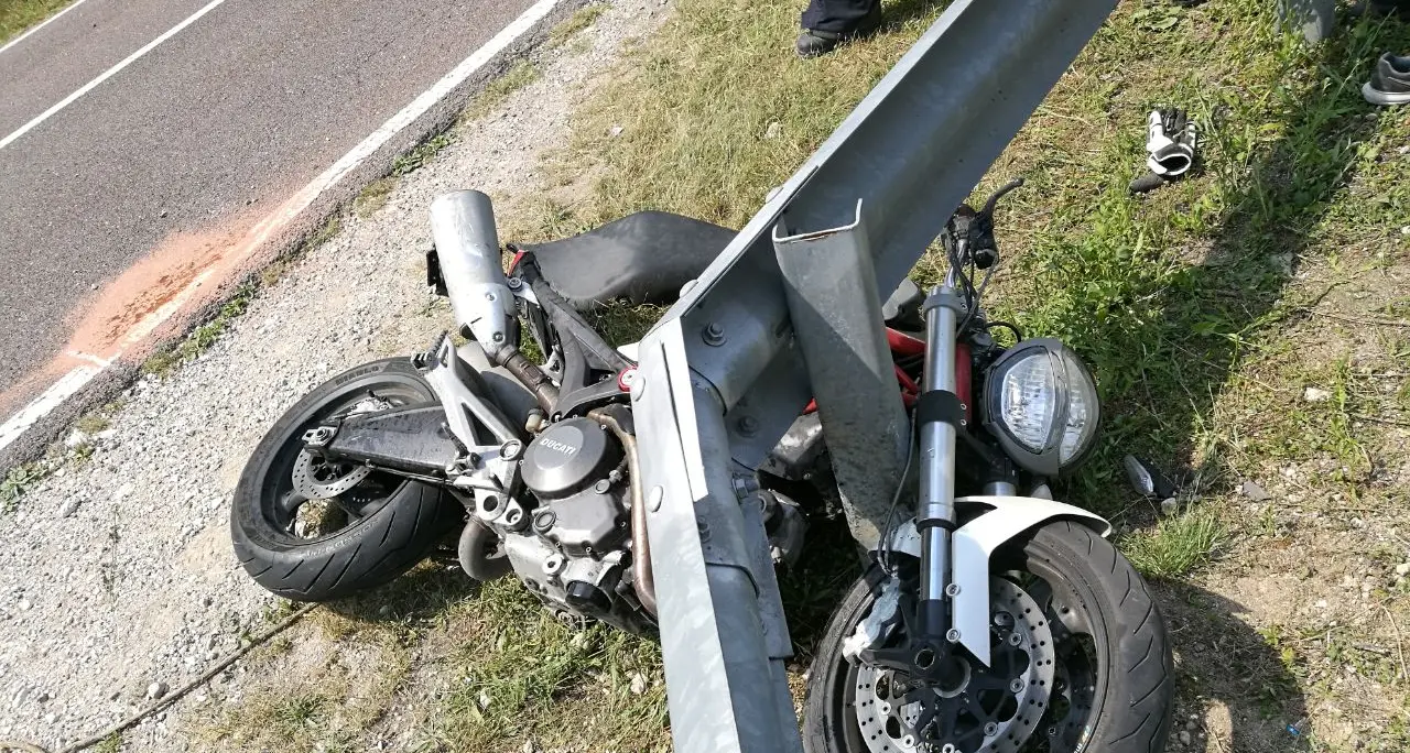 Aldeno, motociclista fuori strada Giovane soccorso in ambulanza