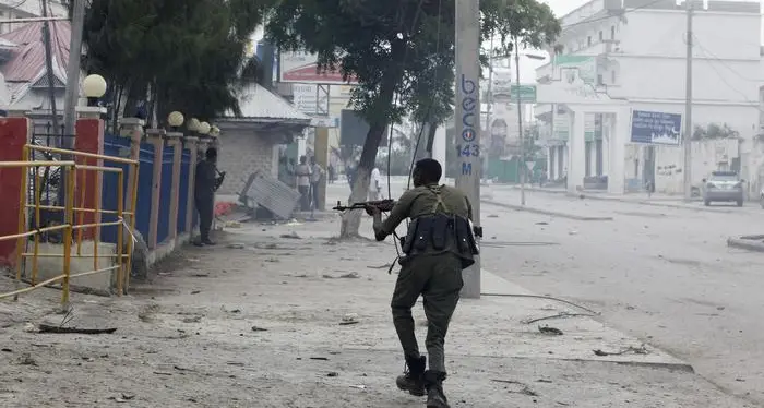 Assedio al ristorante 17 morti in Somalia