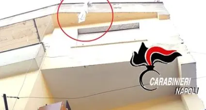 Bimba di 11 anni si cala dal balcone con lenzuola e cade