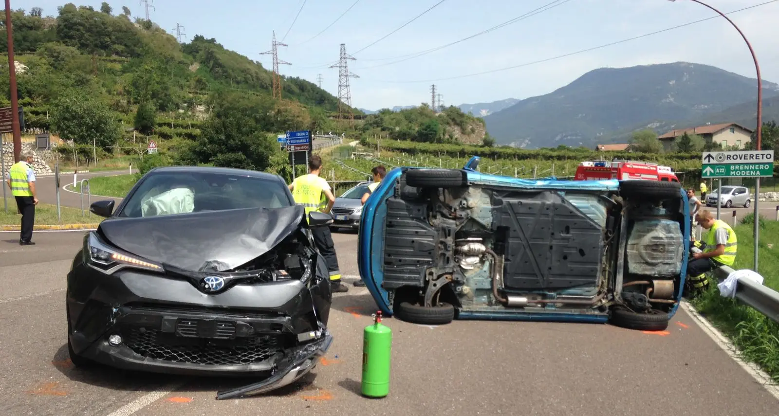 Scontro frontale tra due automobili