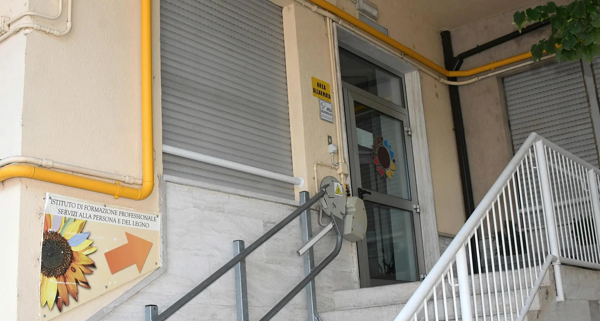 Cadono intonaci nella scuola Sgomberato il «Sandro Pertini»