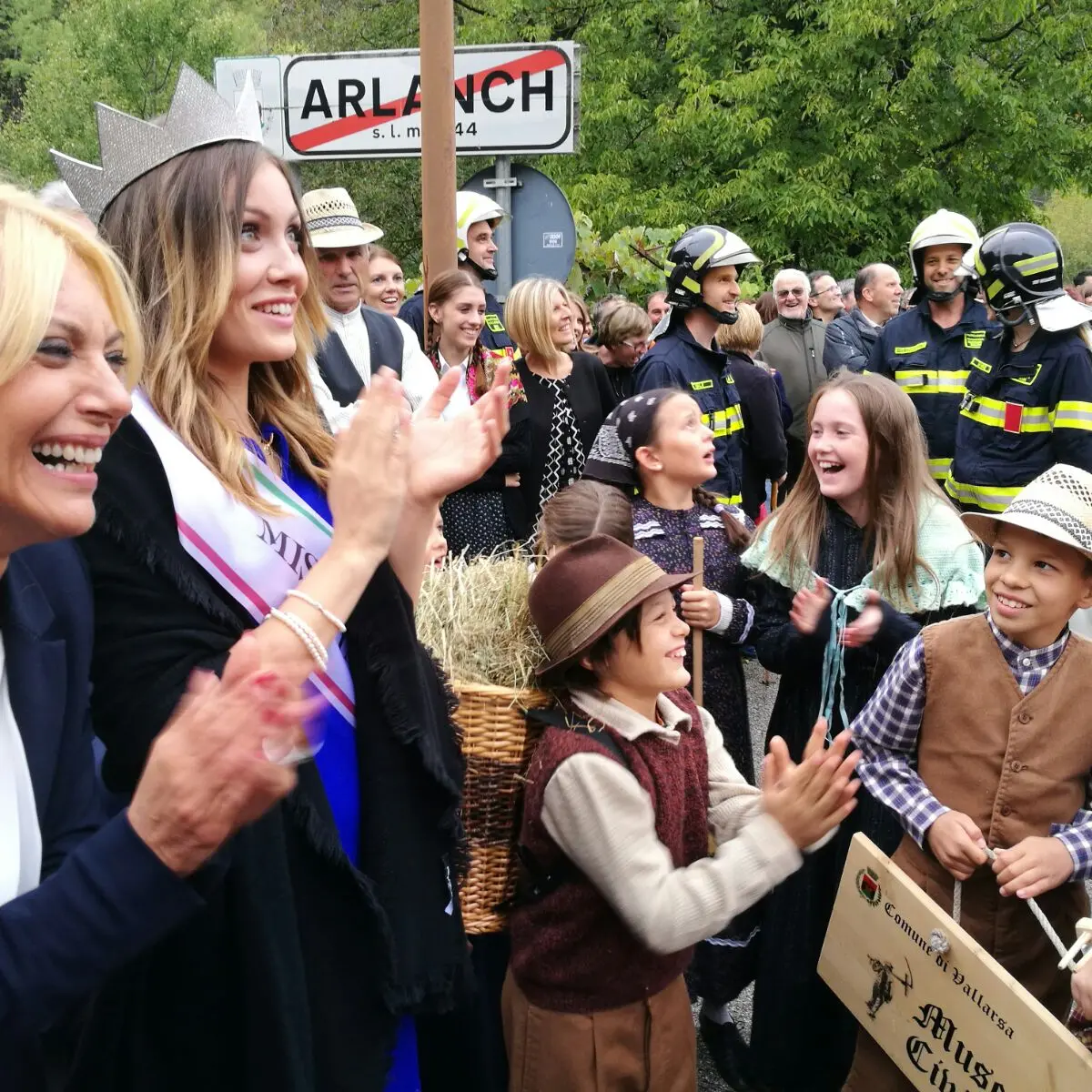 Miss Italia Alice Rachele fra la gente nella sua frazione Arlanch in Vallarsa Poi festa di piazza al Mart. Foto - video