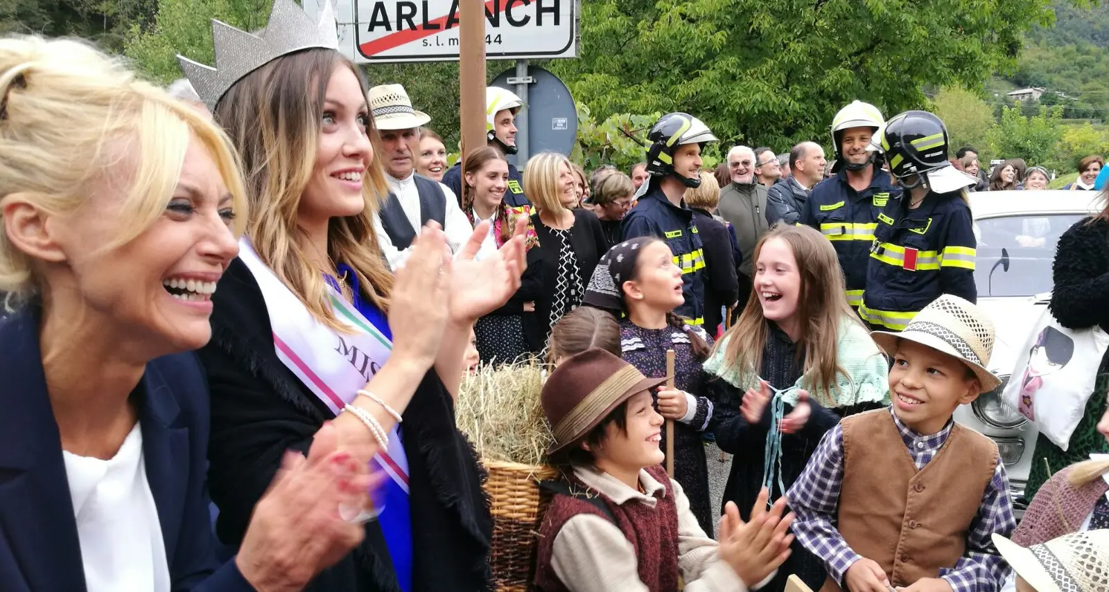 Miss Italia Alice Rachele fra la gente nella sua frazione Arlanch in Vallarsa Poi festa di piazza al Mart. Foto - video