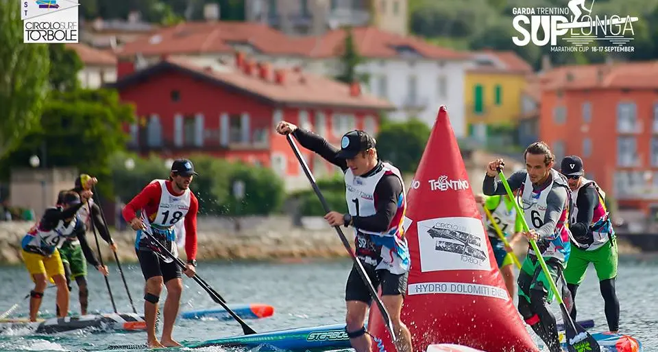 Sup, buona la prima a Riva In 50 a pagaiare nel Garda - Video