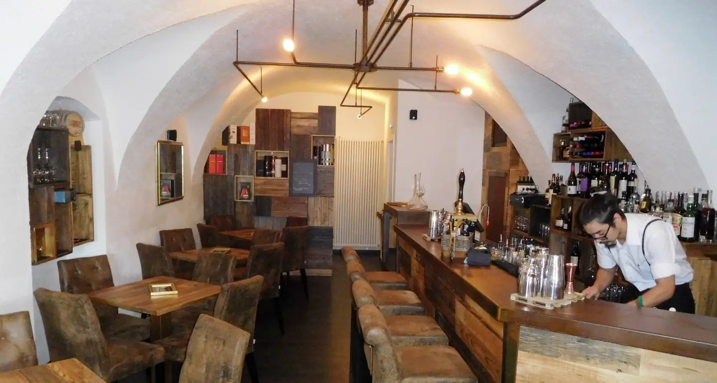 Un bar anni '30 in via Maier
