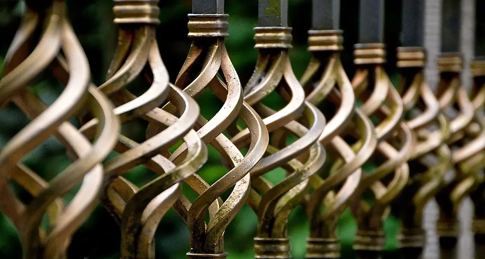 Ruba al cimitero Donna denunicata