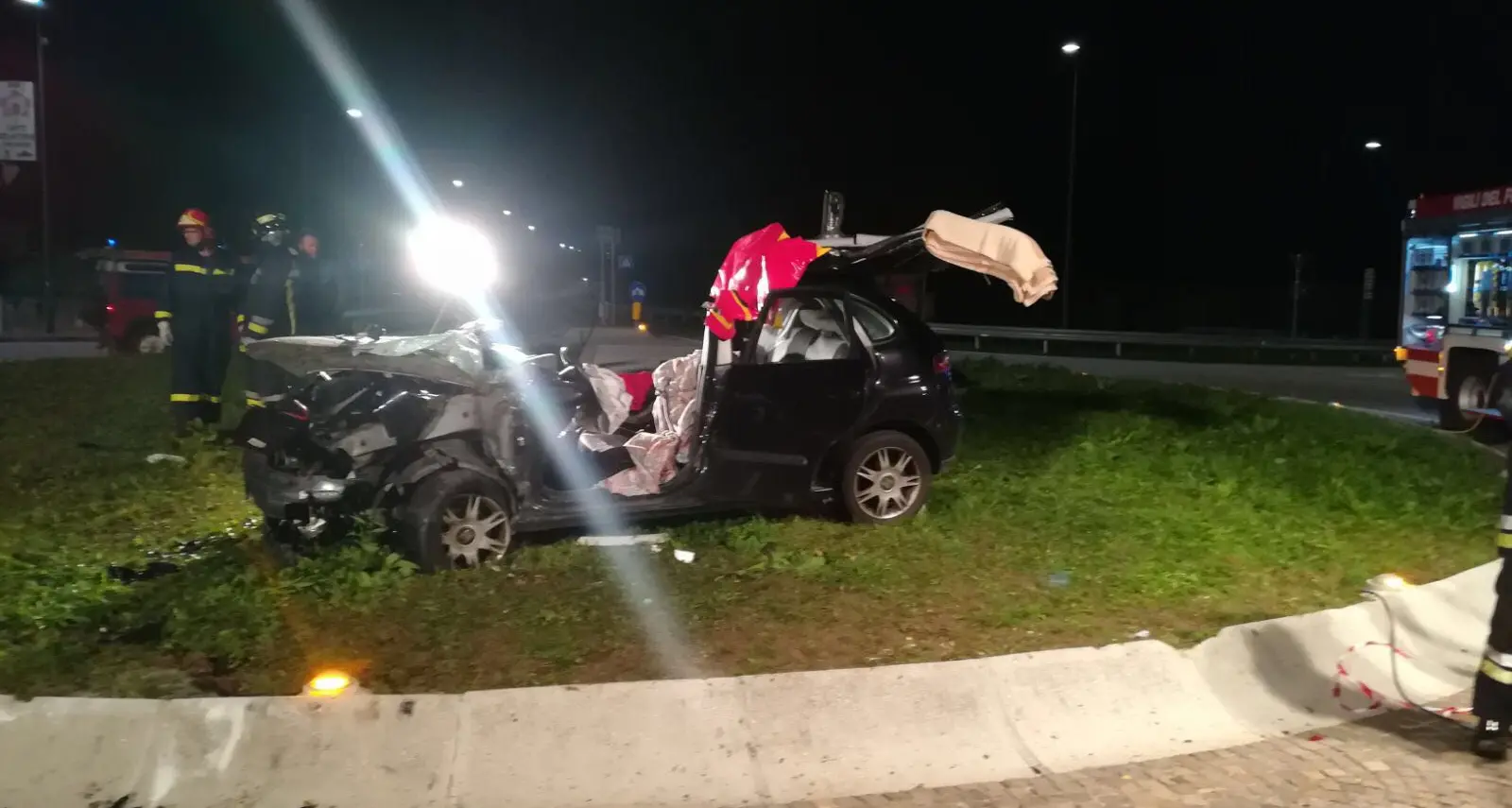 Si schiantano in auto nella notte Estratti con le pinze idrauliche