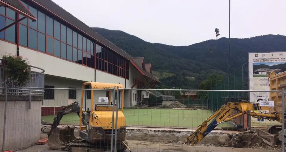 Pinzolo, si copre un campo da tennis