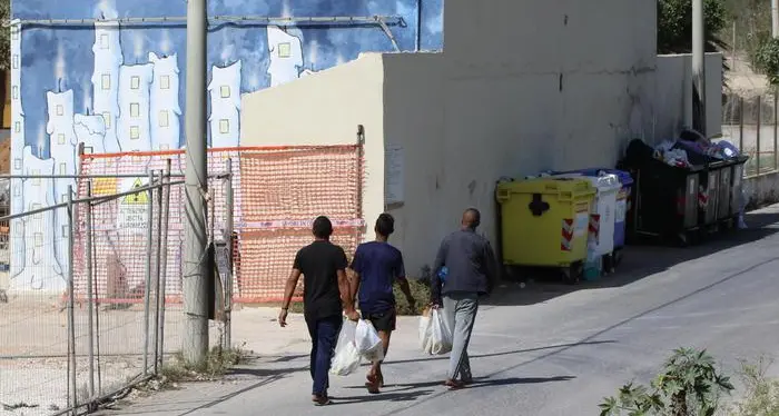 Migrante abusa di un'operatrice La difendono altri due stranieri