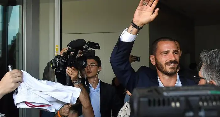 Bonucci firma per il Milan Accolto con calore dai tifosi