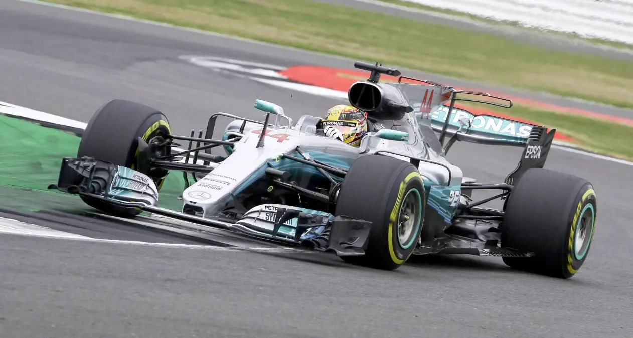 Hamilton in pole position a Silverstone Raikkonen in prima fila, Vettel terzo