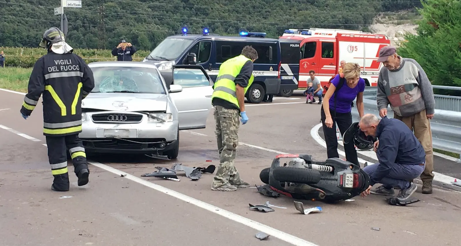 Auto salta la precedenza e travolge un motorino