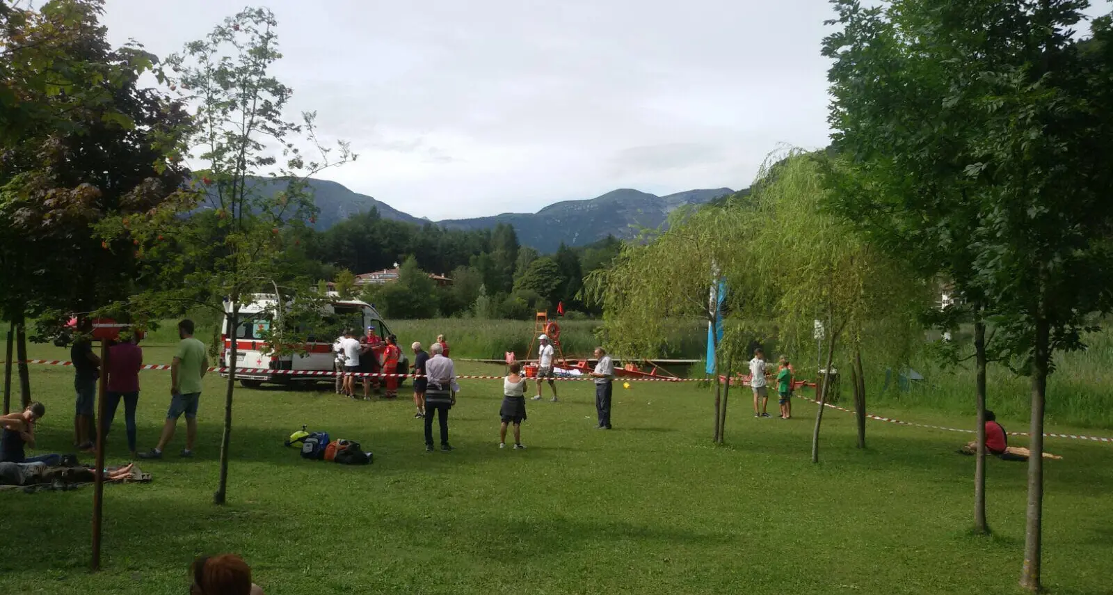 Lagolo, sparisce nelle acque del lago Ricerche in corso di un ragazzo di 22 anni