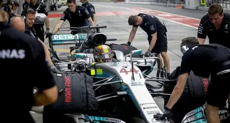 Vettel rompe, partirà ultimo Pole Hamilton, 2° Raikkonen