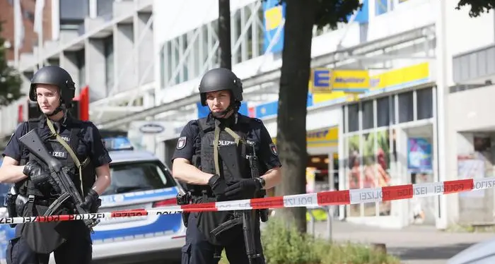 Terrore al supermarket Un morto e quattro feriti