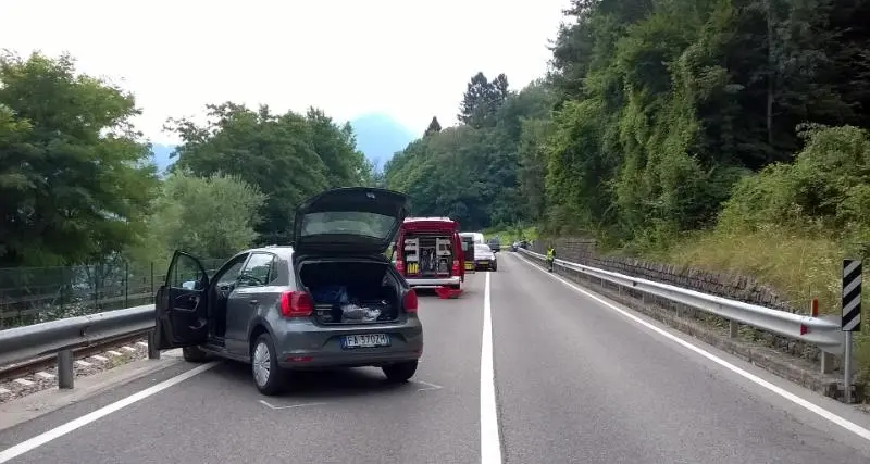 Anziano colto da malore fuori strada a Valcanover