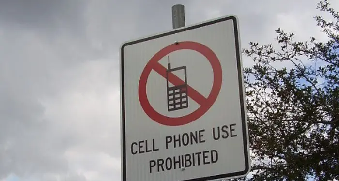 Pedoni distratti dal telefono a Honolulu scatta il divieto