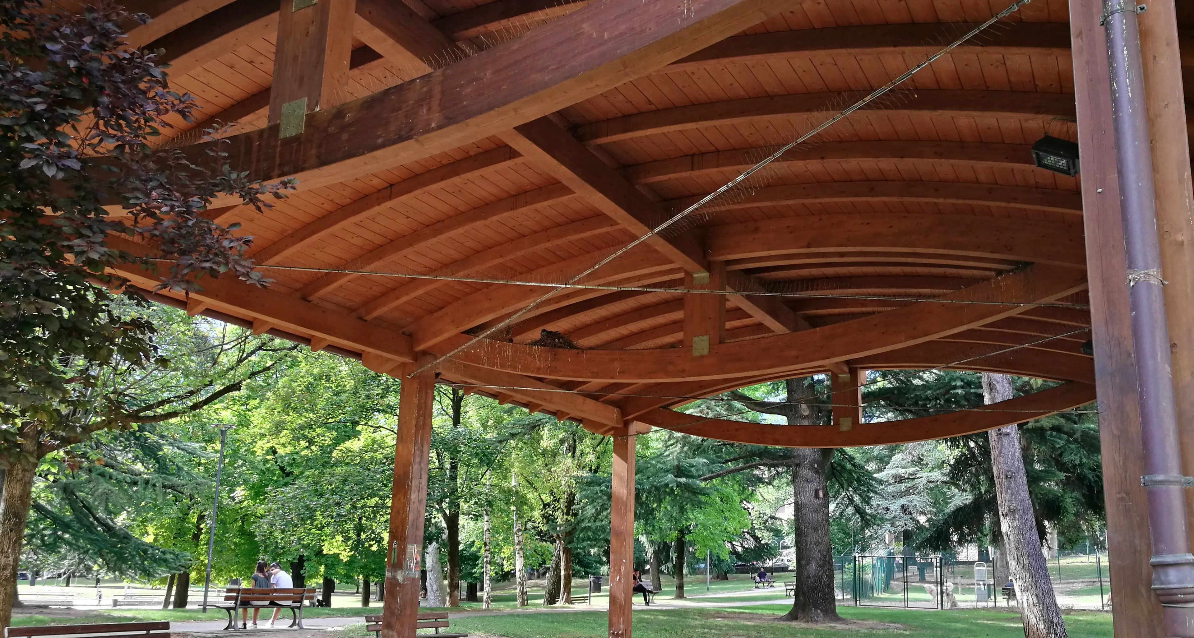 La lite al parco finisce a coltellate