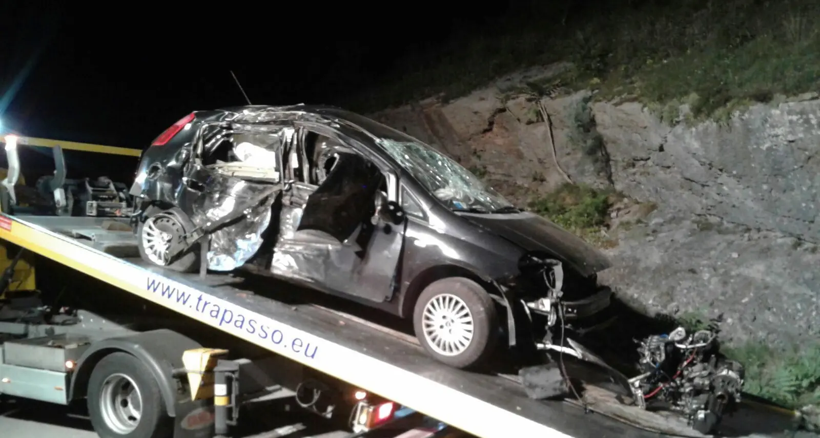 Perde il controllo dell'auto e finisce contro le rocce