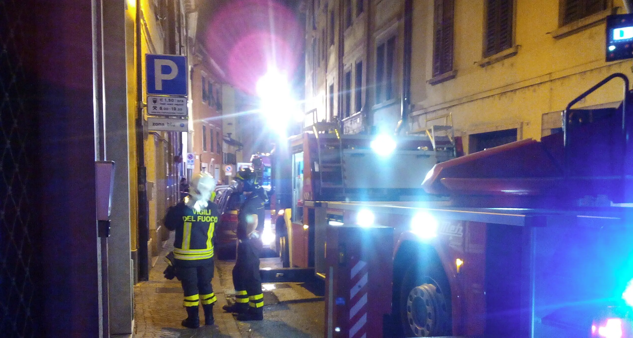 Allarme in via San Martino, fiamme nel sottotetto