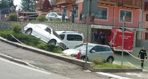 Sbaglia marcia e \"cade\" nel piazzale