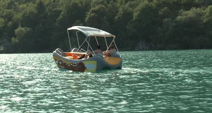 Barche elettriche colorate Dalla startup al lago