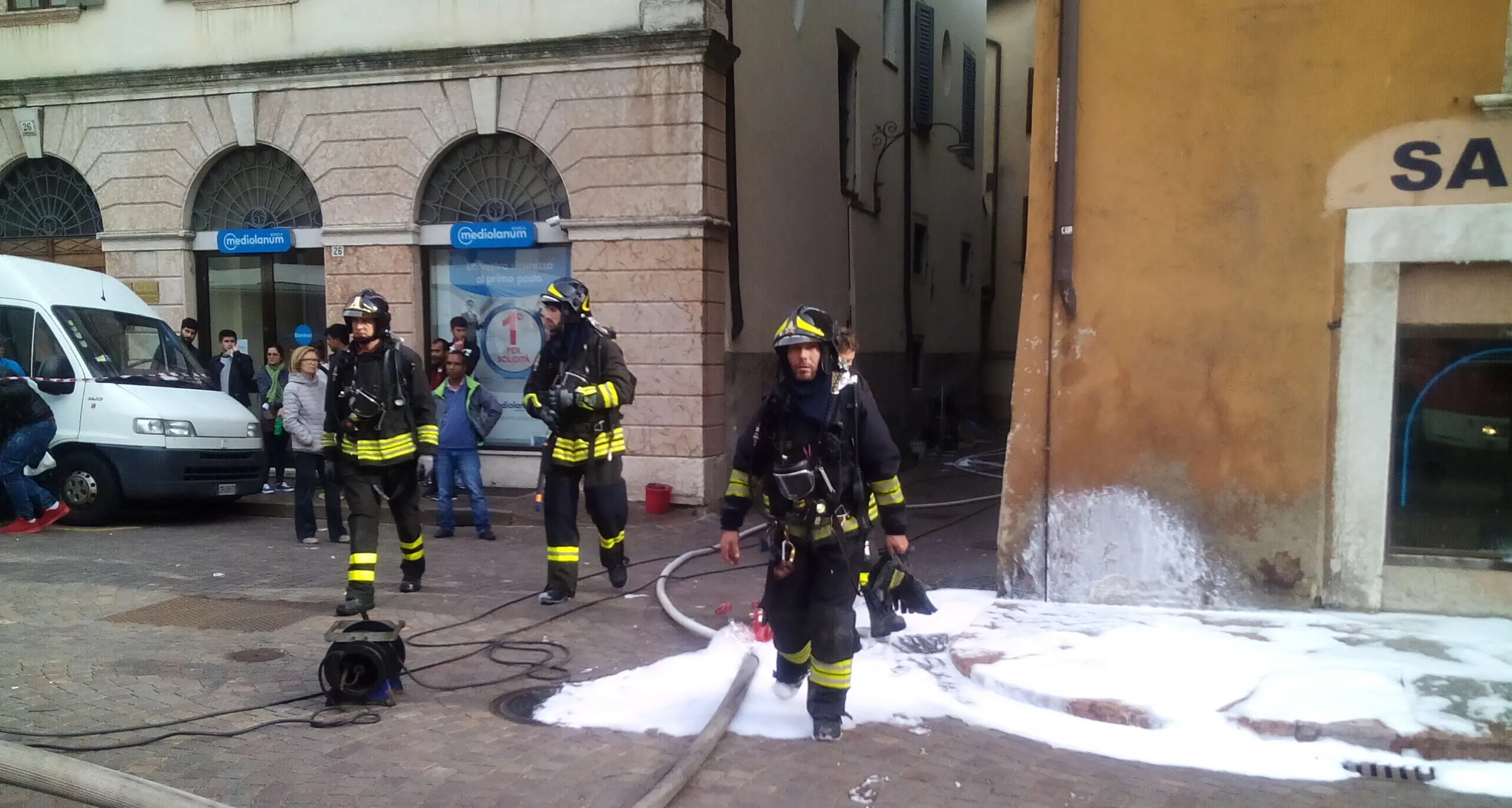 Fiamme nello scantinato, allarme in Santa Maria Maggiore