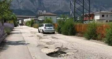 Trento, quelle buche sulla strada accanto al supermercato