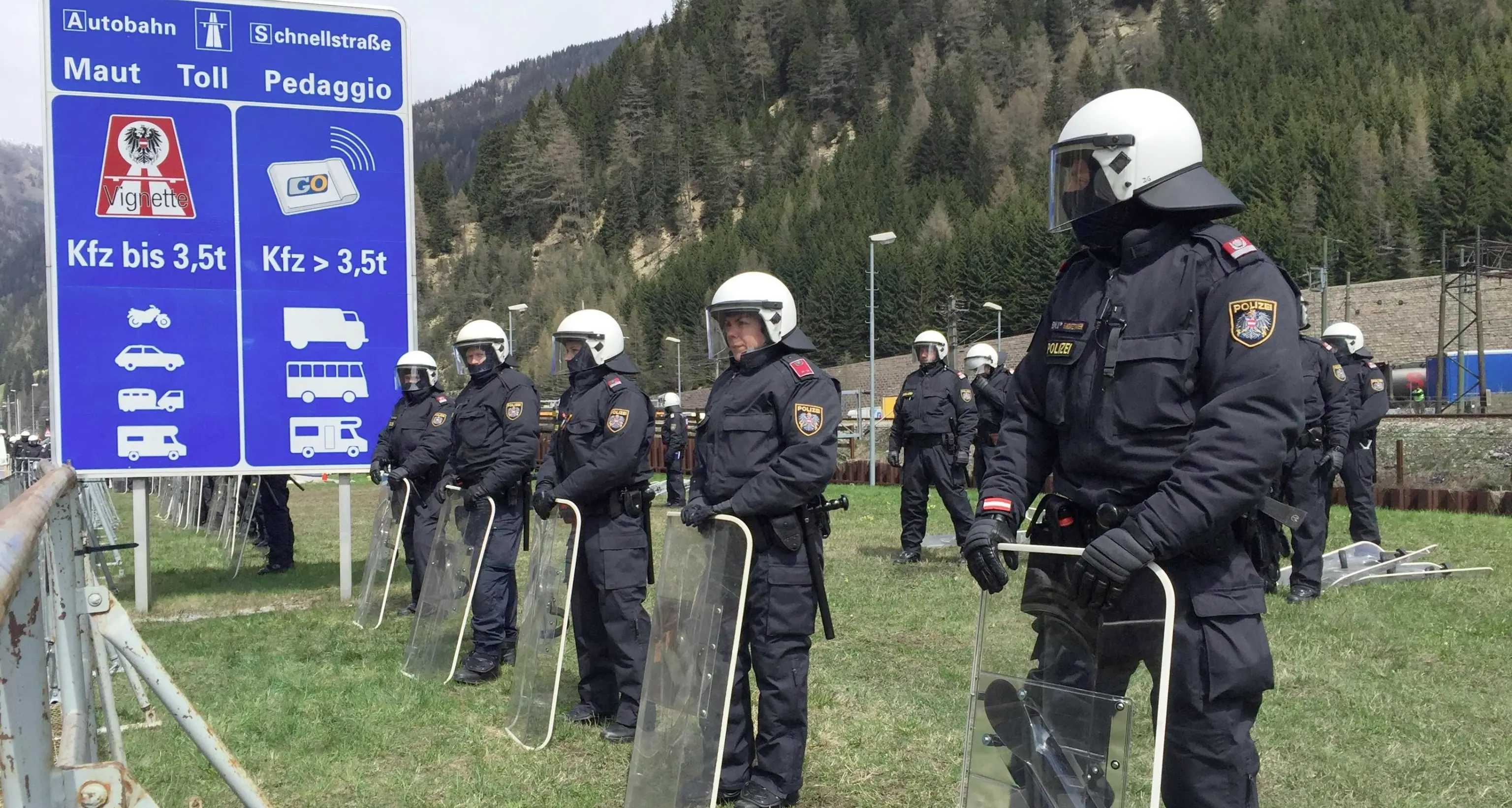 Militari in azione al Brennero per il controllo dei treni