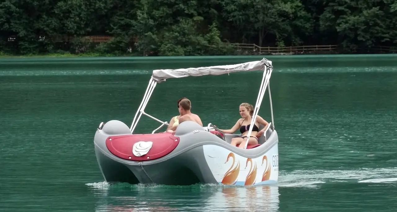 Barche elettriche sul Lago di Molveno