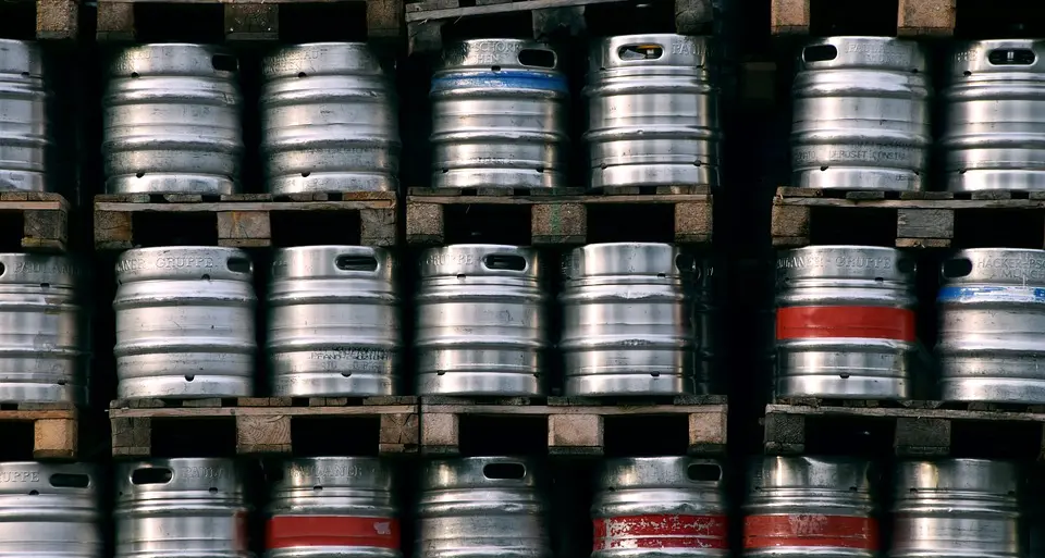 Rubati nove fusti di birra «Melta, sicurezza al parco»