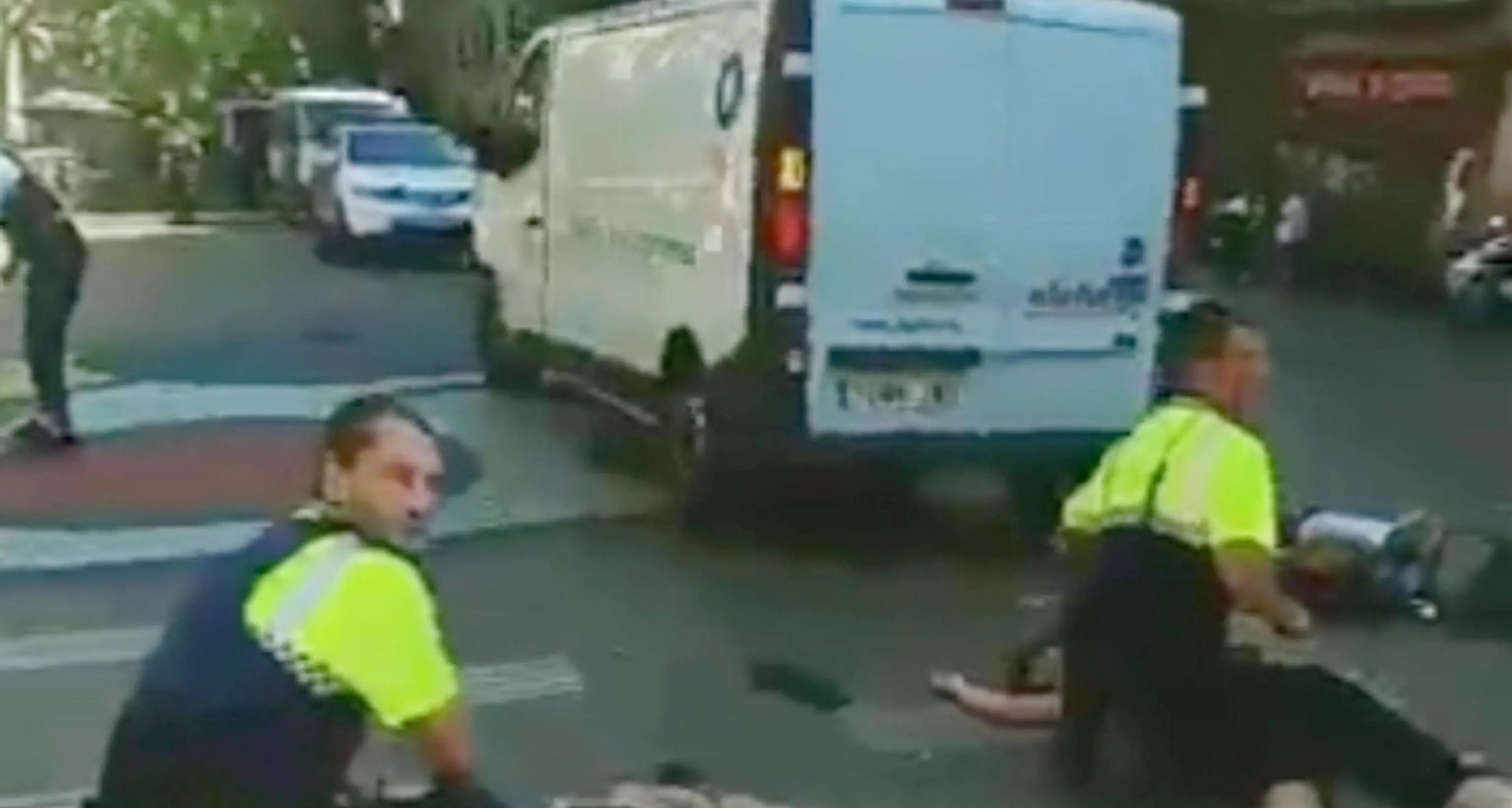 Barcellona, furgone contro la folla sulla Rambla Diverse persone travolte, in fuga il guidatore
