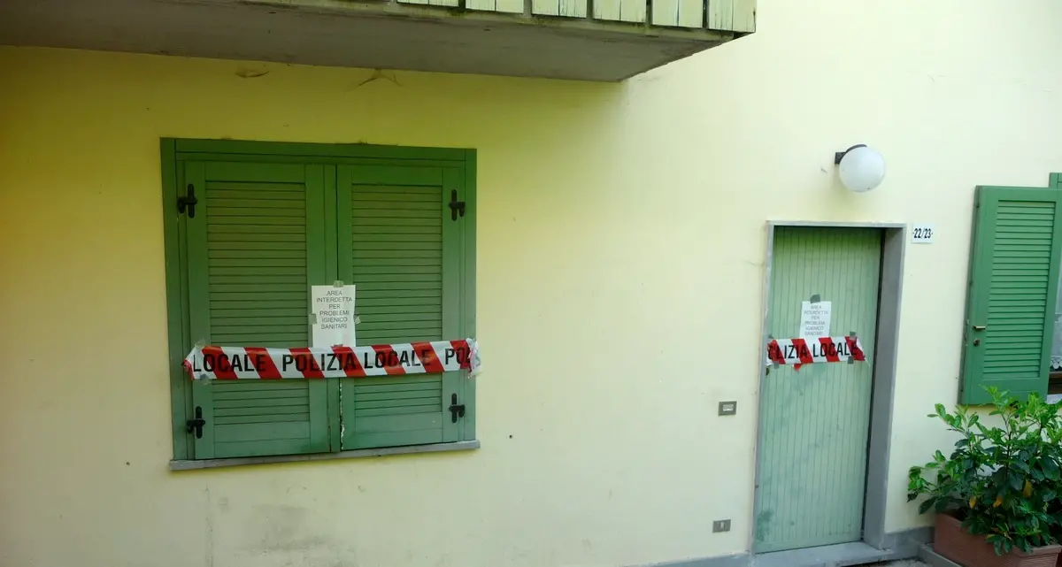 Troppi rifiuti, odori e ratti Casa sigillata a Povo