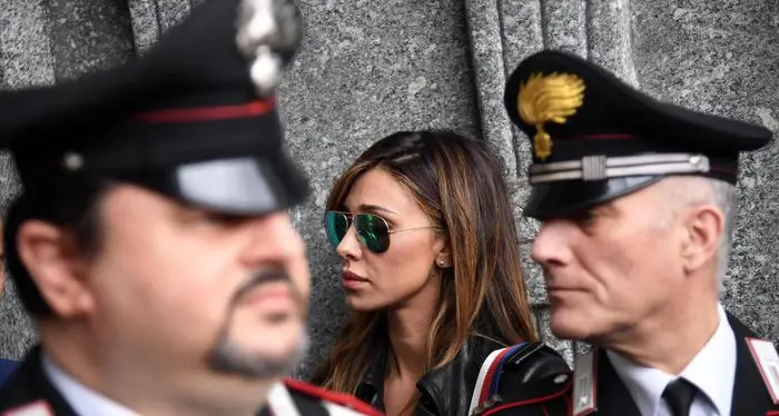 Belen testimone in tribunale «Corona e le buste di soldi»