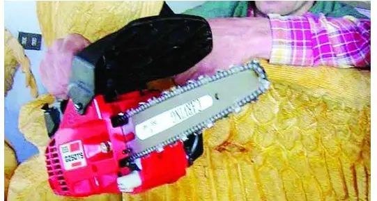 Giovane si ferisce facendo legna Taglio alla gamba con la motosega
